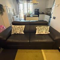 Divano nero in ecopelle estraibile