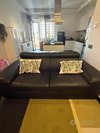 Divano nero in ecopelle estraibile