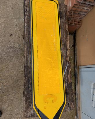 cartello stradale fondo giallo lavori in corso 