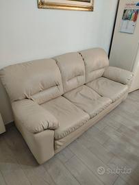 divano  a tre posti 