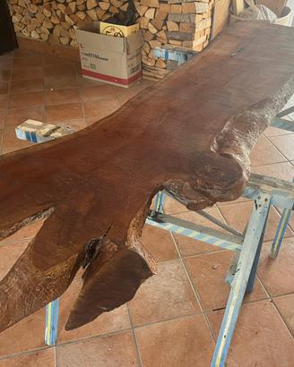Tavolo in legno di noce