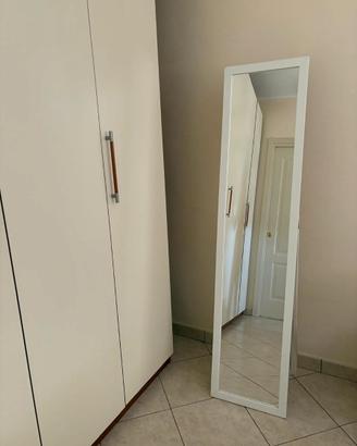Specchio da terra bianco a figura intera
