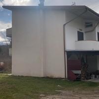 Intero stabile 3 piani con giardino +2000mq giardi