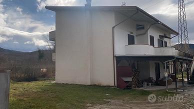 Intero stabile 3 piani con giardino +2000mq giardi