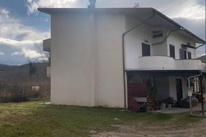 Intero stabile 3 piani con giardino +2000mq giardi