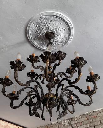 Grande lampadario antico in bronzo a più bracci