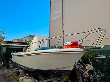 barca Fisherman semicabinata senza motore