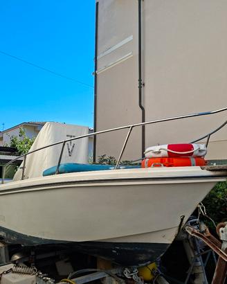 barca Fisherman semicabinata senza motore