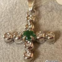 CIONDOLO CROCE ORO 18kt. DIAMANTI E SMERALDO