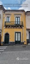 Palazzetto di 200 mq su due livelli a piedimonte