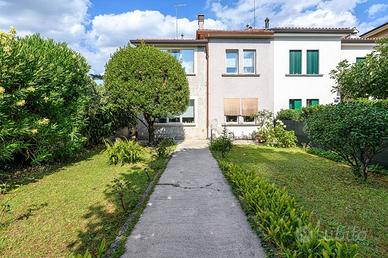 Villa di 182 m² con più di 5 locali e posto auto a