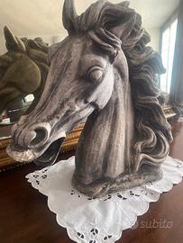 Testa cavallo cemento e polveredi marmo