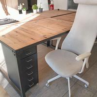 Scrivania, sedia e cassettiera