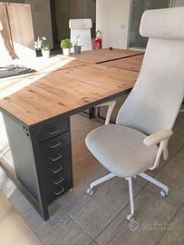 Scrivania, sedia e cassettiera