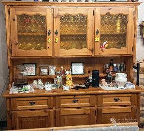 Mobile tirolese in pino con ante in vetro