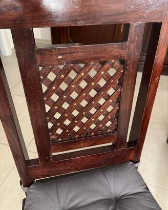 Quattro sedie in legno massello