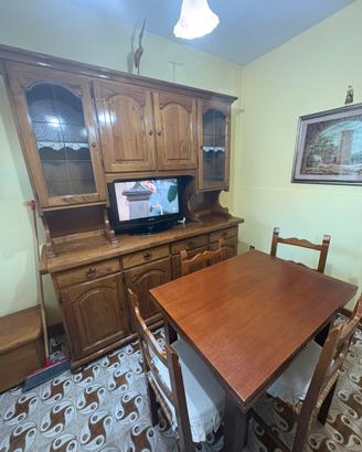 soggiorno completo di tavolo e sedie