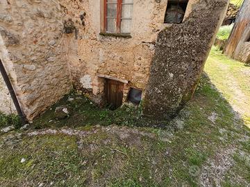 Piccola casa da ristrutturare