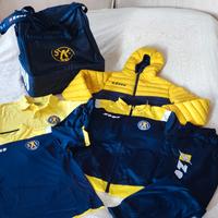 Abbigliamento sportivo tuta giubbotto borsone 