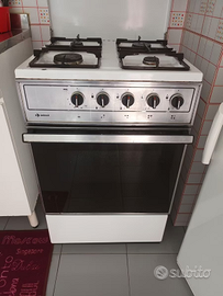 Cucina a gas Indesit 4 fuochi con forno libera