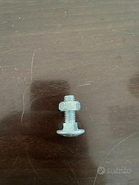 Bulloni a testa tonda (cavicchia) e dadi esagonali