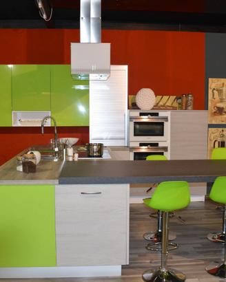CUCINA MODERNA CON TAVOLO PENISOLA