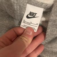 Felpa nike in buonissime condizione taglia 14 anni