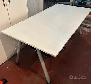 Scrivania IKEA THYGE con gambe regolabili