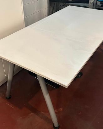 Scrivania IKEA THYGE con gambe regolabili
