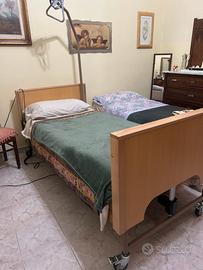 Letto elettrico da degenza con sponde regolabili