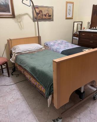 Letto elettrico da degenza con sponde regolabili