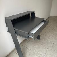 Scrivania moderna con cassetto