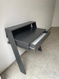 Scrivania moderna con cassetto