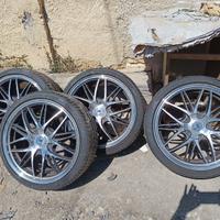 Cerchi da 19” con gomme pirelli