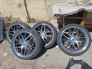 Cerchi da 19” con gomme pirelli