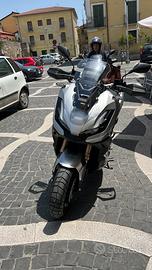 Honda ADV 350 grigio argento