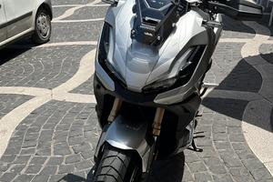 Honda ADV 350 grigio argento
