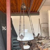 Lampadario a petrolio con struttura in ferro