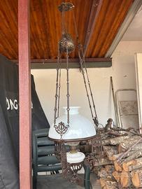 Lampadario a petrolio con struttura in ferro
