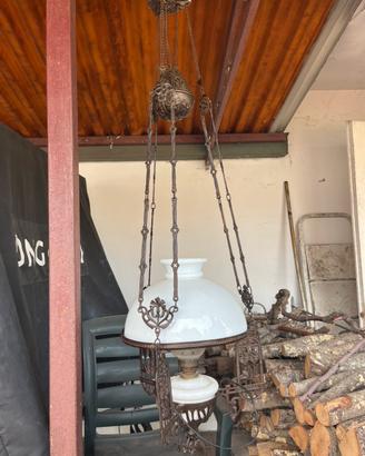 Lampadario a petrolio con struttura in ferro