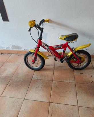 due biciclette femmina e maschietto 