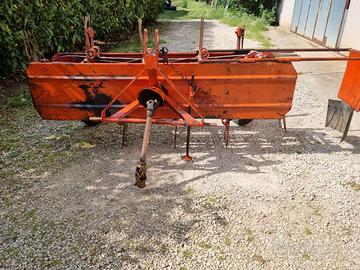 Ranghinatore a nastro flottante e spandifieno