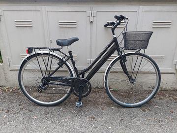 Bicicletta da donna con cambio e cestino