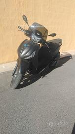 Piaggio Beverly 400 Scooter