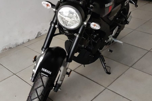 Moto Yamaha XSR 125 nera (2022)