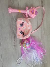 cagnolino con capelli borsa con occhi e scettro