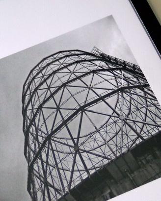 Foto gasometro architettura in bianco e nero
