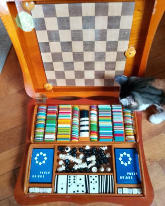 Scatola in legno sagomata vintage porta giochi