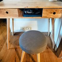 scrivania in legno chiaro con panchetto