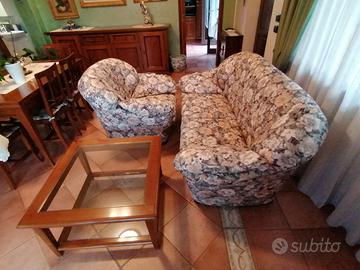 divano +poltrona +tavolino vetrato 